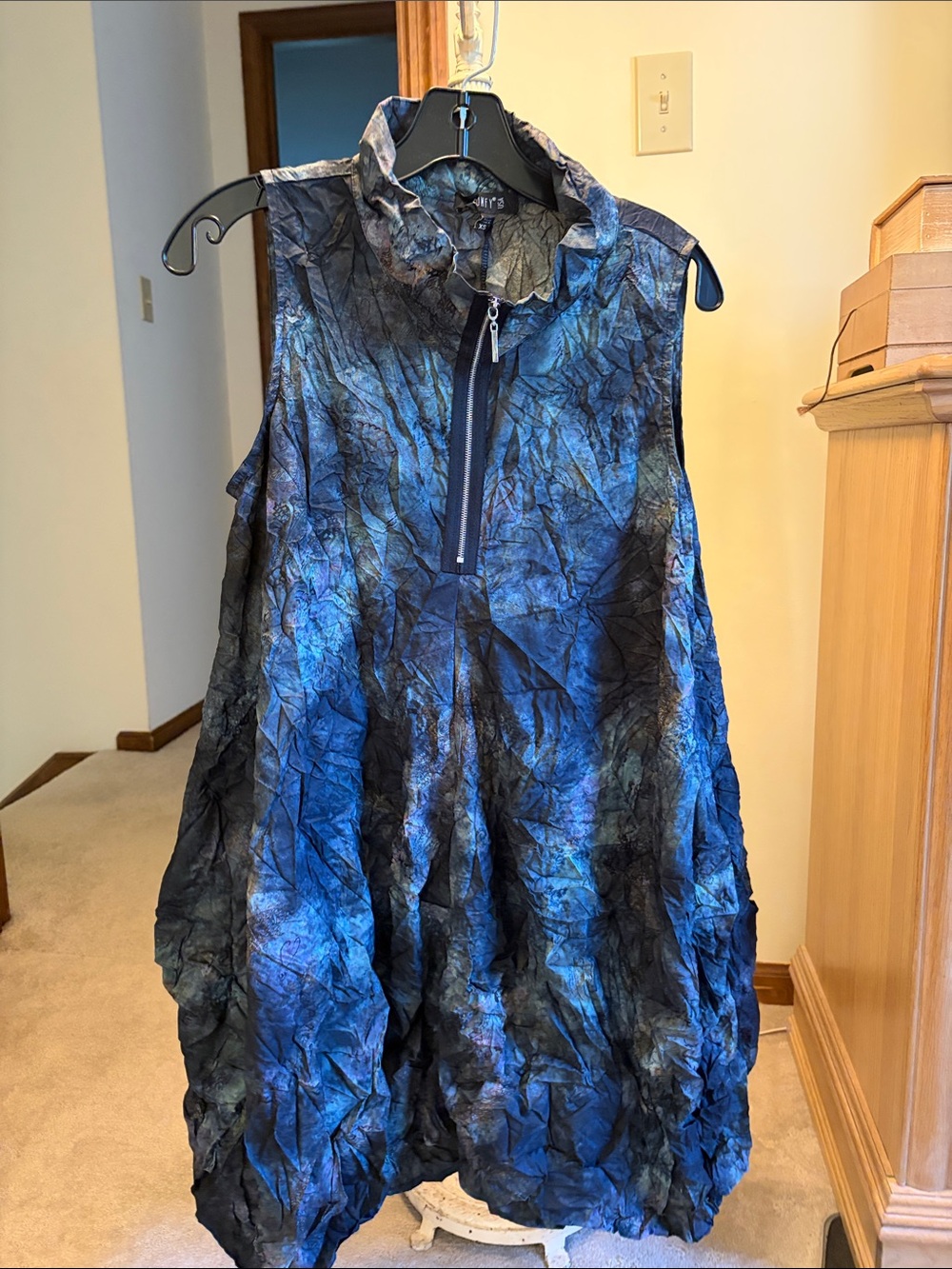 Comfy USA Sleeveless Crinkled Blue Zip-Front Women's Tunic